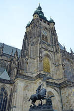 Die Bronzestatue des Drachen ttenden Heiligen Georg vor dem Turm des Veitsdomes.