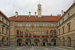 Der Innenhof vom Schloss  Nelahozeves in Mittelbhmen, am 10.10.2017 waren nur sehr wenige Besucher anzutreffen, so dass auch ungestrt fotografiert werden konnte (was ausdrcklich