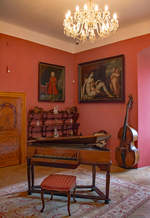Die im Rahmen einer geführten Besichtigung zugänglichen Räume im Schloß  Nelahozeves beherbergen eine umfangreiche Sammlung an Musikinstrumenten, Gemälden (u.a.