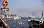 In der Einfahrt vom Bosporus ins Goldene Horn wimmelt es von Fhren, Kreuzfahrtschiffen, Fischerbooten (Oktober 1977).