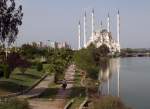 Die Sabancı-Merkez-Moschee in Adana ist die grte ihrer Art in der Trkei, die vorderen Minarette sind immerhin 99 m hoch.