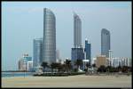 Blick ber den Strand auf die Skyline von Abu Dhabi.