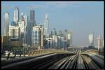 Dubai Marina, von der Metro aus gesehen.