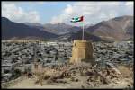 Ein alter Wachturm thront auf einem Hgel ber der Stadt Chaur Fakkan (Khor Fakkan).