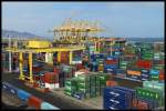 In Chaur Fakkan existiert ein groer Containerhafen, der zugleich auch der wichtigste Arbeitgeber der Stadt ist.