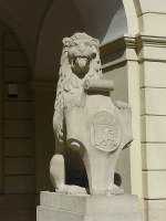Löwenskulptur vor dem Rathaus.