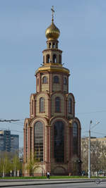 Ein Kirchenneubau mit glnzender Kuppel in Kryvyi Rih.