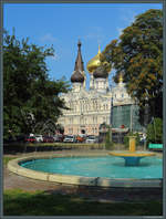 Brunnen auf dem Puschkin-Platz vor der Panteleimon-Kathedrale in Odessa.