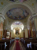 Kisber, Innenraum der Pfarrkirche Maria Himmelfahrt, Fresken von 1938 von Gbor Dbrentei, sptbarocker Hochaltar und Kanzel von 1788 (25.08.2018)