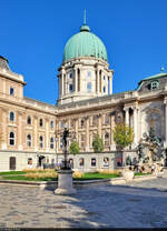 Budapest (HU):  Der Burgpalast mit seiner Kuppel, fotografiert im Burghof.