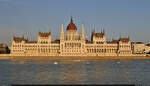 Budapest (HU):  Direkt an der Donau liegt das ungarische Parlamentsgebäude.
