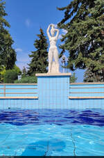 Budapest (HU):  Weibliche Skulptur am Wellenbecken des Thermalfreibads auf der Margareteninsel.