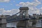 Die Kettenbr�cke, 375 m, ist eine H�ngebr�cke, erbaut von 1839 – 1849, diese war die erste Feste Br�cke �ber die Donau in Budapest, ist f�r Fu�g�nger, Radfahrer Busse und Taxis reserviert.
