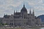 Das Parlamentsgeb�ude von Budapest, aufgenommen bei einer Stadtrundfahrt.