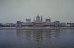 Budapest, das Parlament, zählt zu den größten Gebäuden in Europa, wurde im neogotischen Stil erbaut von 1885-1904, Architekt war Imre Steinl, Scan vom Dia, Aug.1986