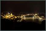 Budapest bei Nacht: Links der Burgberg mit dem Burgpalast und der dahinter liegenden Matthiaskirche.