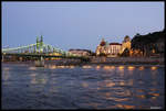 Vom Schiff aus fotografierte ich am Abend des 19.6.2017 die Freiheitsbrcke in Budapest zur der Pester Seite hin.