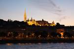 Blick vom Schiff auf der Donau aus auf die abends am 19.6.2017 beleuchtete Fischer Bastei und die Mathias Kirche in Budapest.