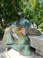 Die 1903 erschaffene Statue des Anonymus (Anonymus szobra) ehrt den bis dato unbekannten Autoren der Gesta Hungarorum, einer Chronik der Magyaren von ihrer Ansiedlung in der Donauebene im Jahr 896 bis