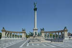 Der Heldenplatz (Hősk tere) in Budapest wird von dem 36 Meter hohen Millenniumsdenkmal dominiert.