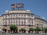 Die runde Fassade eines Stadthauses in Budapest.