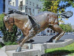 Diese Bronzestatue mit dem Namen Tltos ist in der Nhe des WestEnd City Centers in der Innenstadt von Budapest zu finden und war Teil der Expo in Hannover im Jahre 2000.