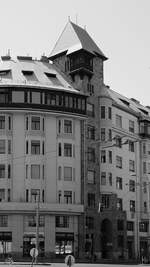 Ein in einer Straenfassade verschwindender Turm in Budapest.