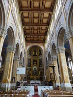 Fot, dreischiffiger neuromanischer Innenraum der Pfarrkirche St.
