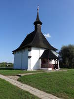 Csengersima, reformierte Kirche, Turm mit Dachreiter, erbaut bis 1729, reizvolle Lage auf einer Halbinsel mitten im Dorf (07.09.2018)