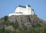 Fzer, auf einer steilen Bergkuppe erhebt sich die Renaissance Burg, erbaut im 15.