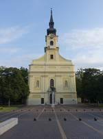 Csongrad, barocke Liebfrauenkirche, erbaut von 1761 bis 1769, Kirchturm erbaut 1785 (25.08.2019)