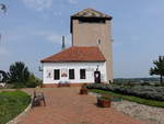 Dunafldvar, viereckiger gedrungene Trkenturm der Burg, heute ortsgeschichtliches Museum (01.09.2018)