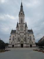 Kszeg, neugotische Herz Jesu Kirche, erbaut von 1892 bis 1894 durch Ludwig Schne,   dreischiffige Hallenkirche, 57 Meter hoher Hauptturm (30.07.2014)