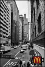 Der Blick schweift die Adams Street entlang zum Sears Tower; September 2005.