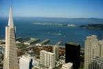 Blick auf die Bucht von San Francisco sowie einige Piers und die inzwischen durch ein Erdbeben zerstrte Stadtautobahn.