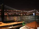 Blick auf die Brooklyn Bridge vom Pier 17 in Manhatten aus.