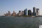 Blick von der Staten Island Ferry auf die Skyline von Mahatten.