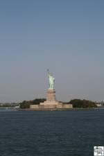 Statue of Liberty oder auf deutsch die Freiheitsstatue grüßt von Liberty Island herüber.