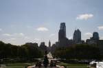 Blick vom Museum of Art, den Benjamin Franklin Parkway entlang, auf die Skyline von Philadelphia / Pennsylvania.