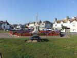 Aldeburgh, Denkmal und Huser am Market Cross Place (07.09.2023)