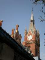 Als wir den Bahnhof St Pancras am spteren Nachmittag eingehend besichtigen, lag die Nordfassade im Schatten; doch auch bei perfekten Lichtverhltnissen htten die Gerste fr die noch nicht