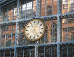 Die Zeit hat im Bahnhof Pancras in London mit dem Eurostar eine neue Dimesion erhalten und die alte Uhr eine wohltuende Revision.