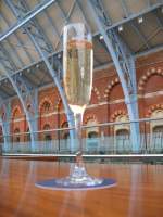 Ein Glas Champagner auf die kurze Reisezeit von Paris Nord nach London St Pancras: 2h15!  (22.04.2008)