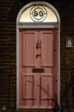  A pink door  irgendwo in London.