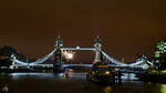 Feuerwerk hinter der Tower Bridge in London.