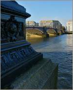 Nicht weit vom Westminster führt die Lambeth Bridge über die Themse  (14.11.2012)