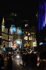 Der Piccadilly Circus bei Nacht.