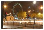 Nachtaufnahme des  London Eye  von der Westseite der Themse.