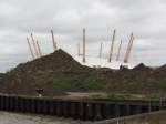 O2 Arena in London - hinter einem Sandberg.