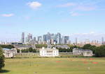 Queen’s House, dahinter Royal Naval College und die Wolkenkratzer von Canary Wharf am 08.08.2019.